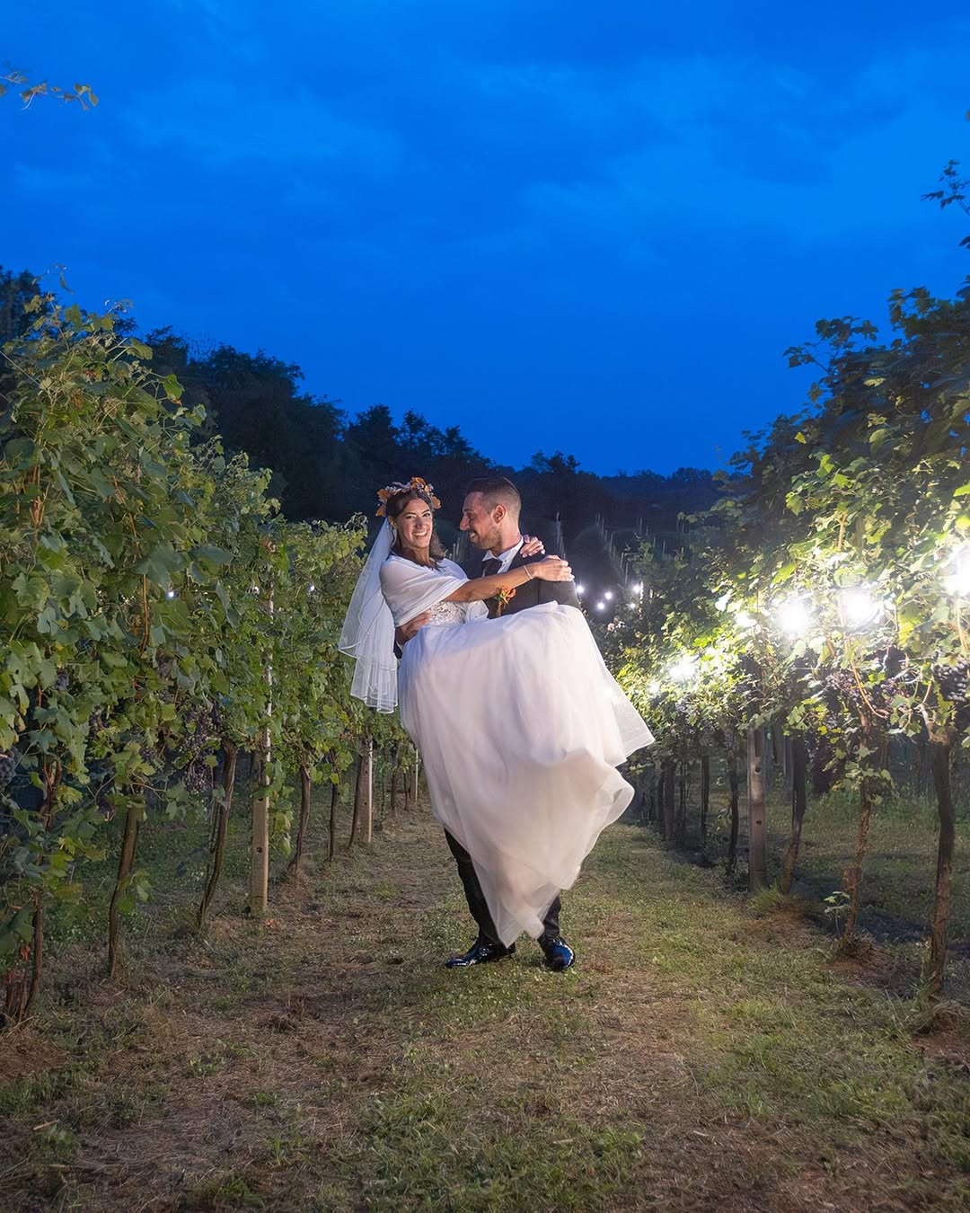 Quante cose, quanti luoghi, quante emozioni si possono provare in un solo giorno?  Tre provincie, due regioni in tutto 200 km fatti per il matrimonio in vigna di Sara e Andrea.  Abbiamo riso, pianto, il sole ci accolto e la pioggia ci ha sorpreso ma non so davvero come spiegare la meraviglia.  Stai organizzando il tuo matrimonio, chiamaci per tempo, noi ti accompagneremo ovunque, lasciati ispirare dalle nostre foto.  Location @cantinapidrin
Allestimenti @e20lab.laboratoriocreativo
Torta @pasticceriamanuelina
Abiti @atelieralexander @gilmodauomo
@animalplantnature9  Matrimonio in vigna
Sposi in vigna
Idee sposi
Sposi 2025