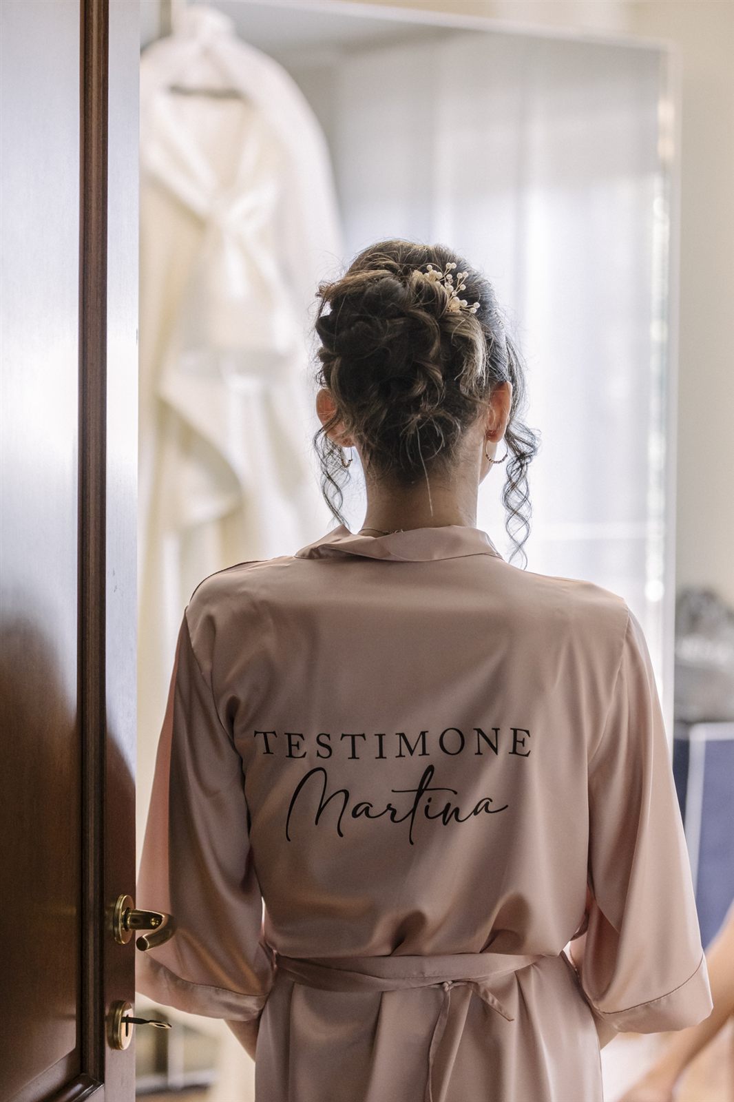 La sposa di spalle con la vestaglia La sposa di spalle con la vestaglia
