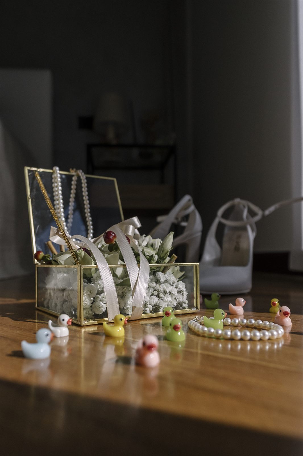 Dettaglio di gioielli e accessori sul tavolo dei preparativi Dettaglio di gioielli e accessori sul tavolo dei preparativi