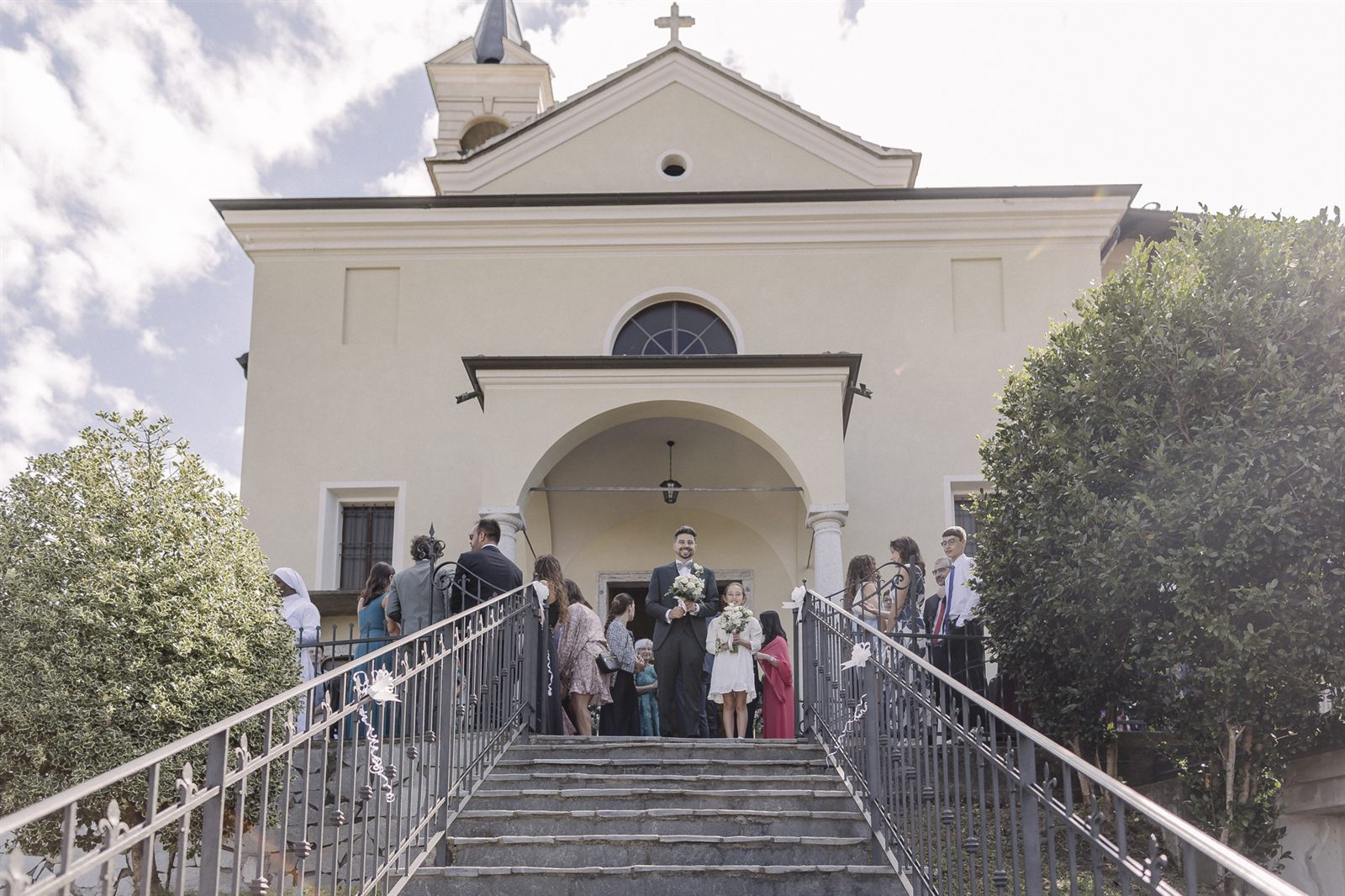 Facciata della chiesetta con la scalinata d'ingresso Facciata della chiesetta con la scalinata d'ingresso