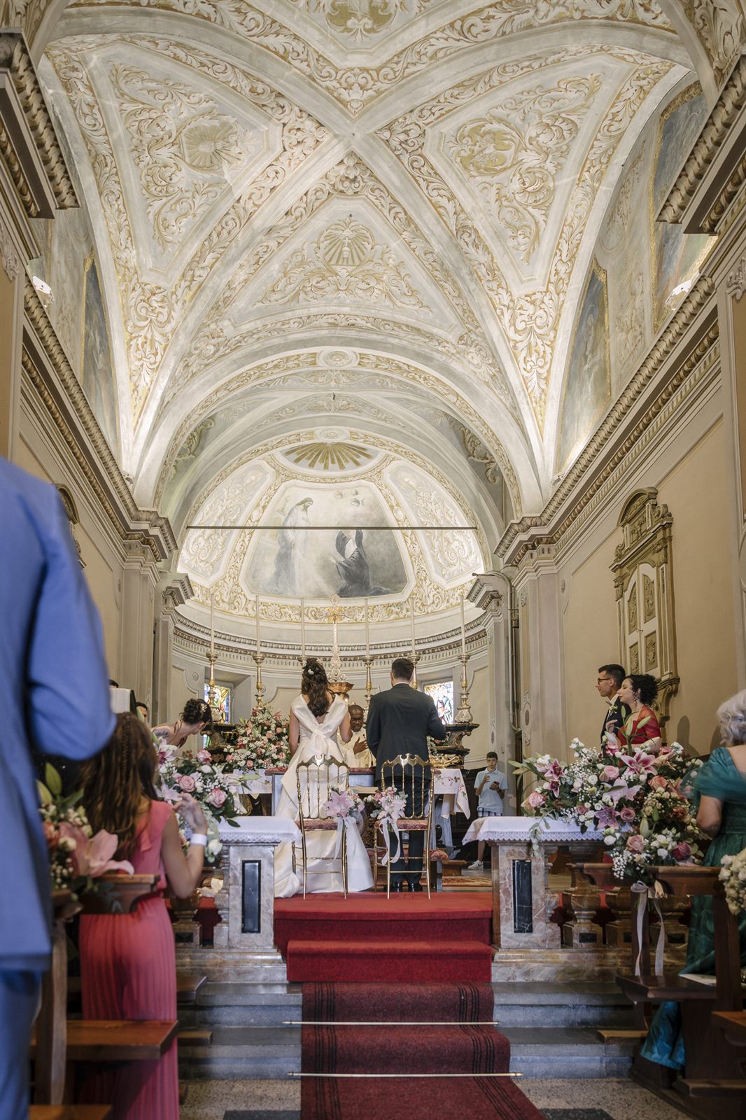 Interno affrescato della chiesa con gli sposi all'altare Interno affrescato della chiesa con gli sposi all'altare