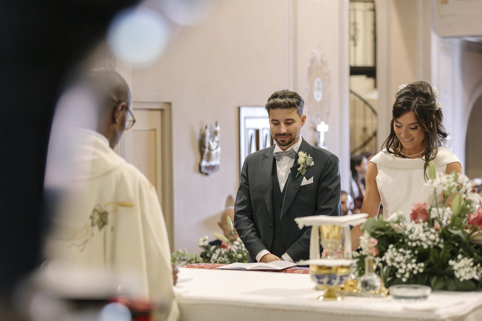 Gli sposi firmano i registri all'altare Gli sposi firmano i registri all'altare