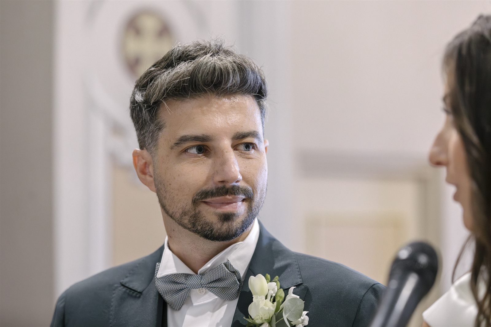 Lo sposo sorridente durante la cerimonia Lo sposo sorridente durante la cerimonia