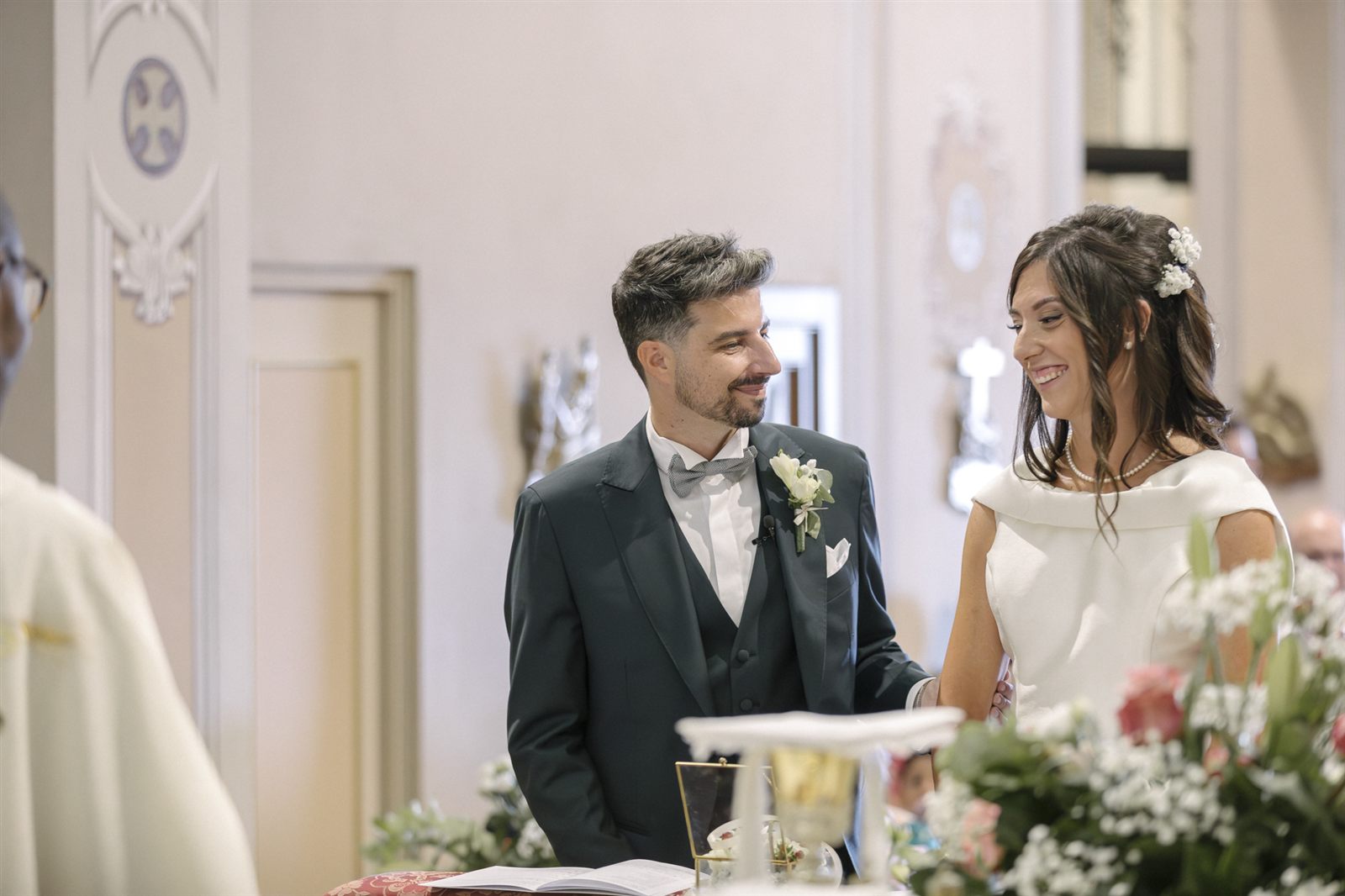 La sposa e lo sposo davanti al sacerdote La sposa e lo sposo davanti al sacerdote