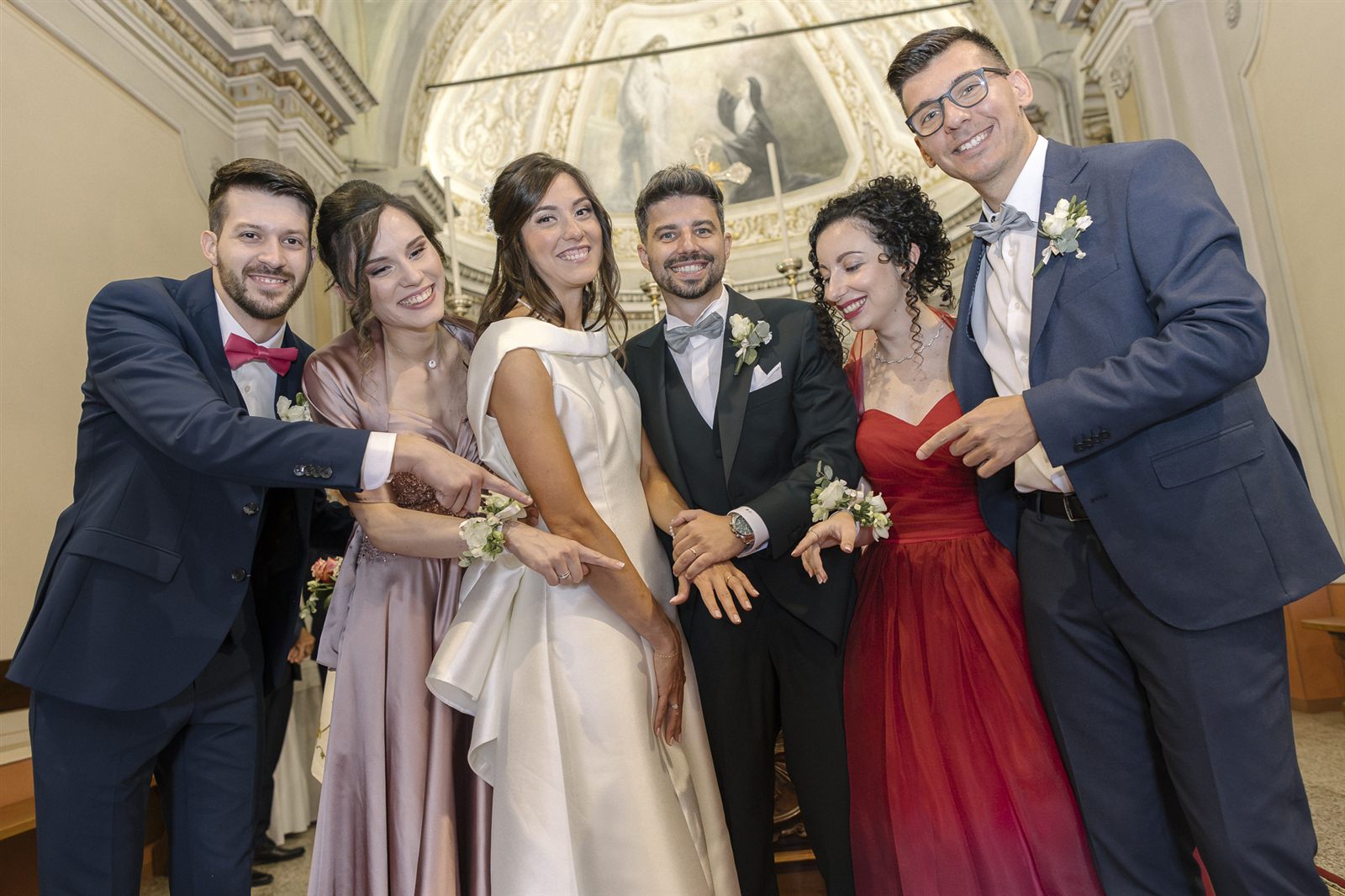 Amici e testimoni festeggiano gli sposi Amici e testimoni festeggiano gli sposi