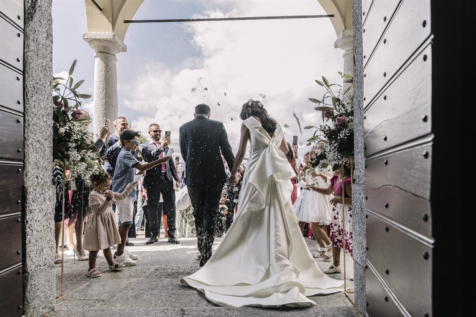 Uscita dalla chiesa sotto un arco di fiori Uscita dalla chiesa sotto un arco di fiori