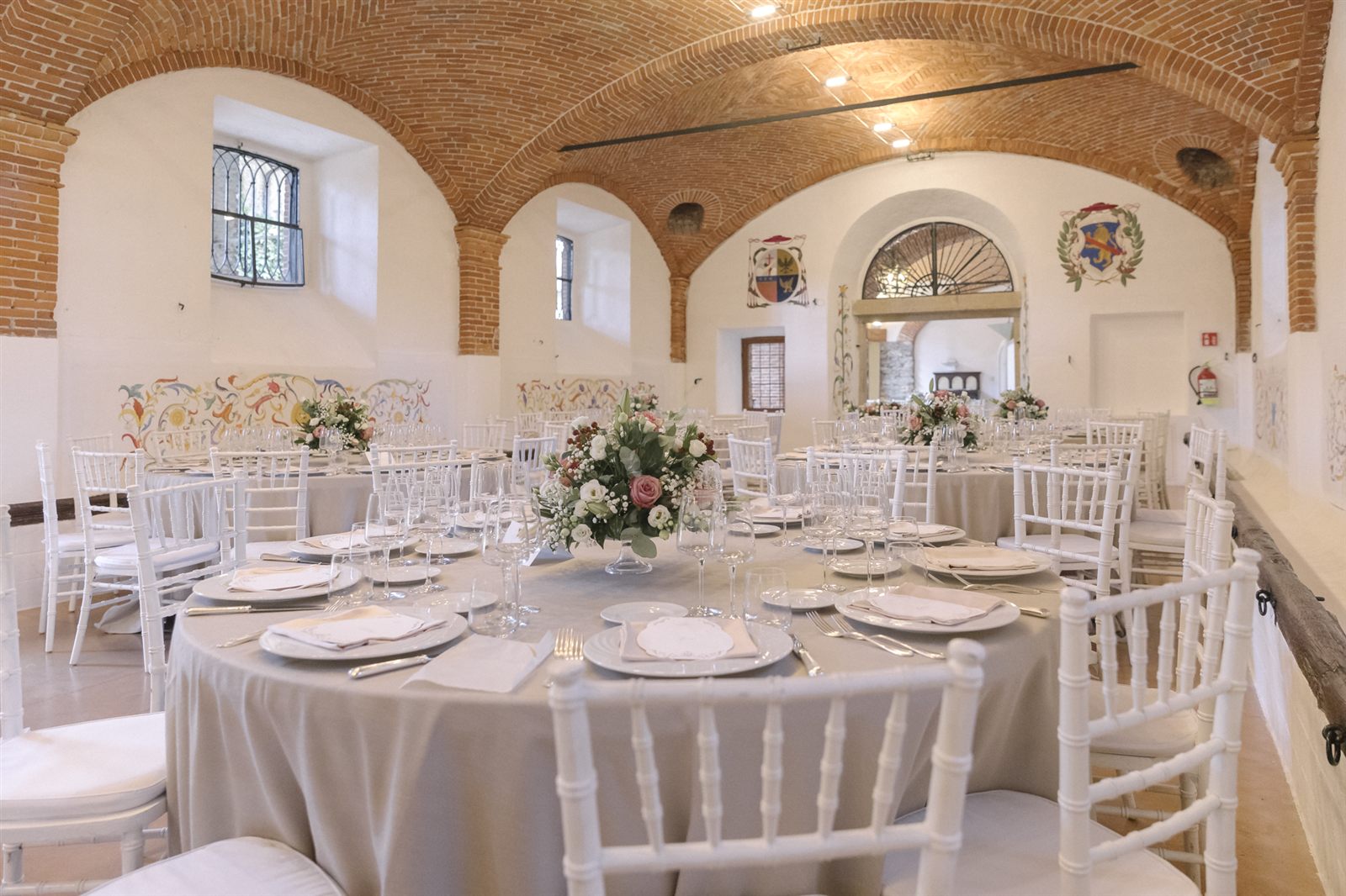 Interno del ricevimento con i portici in mattoni