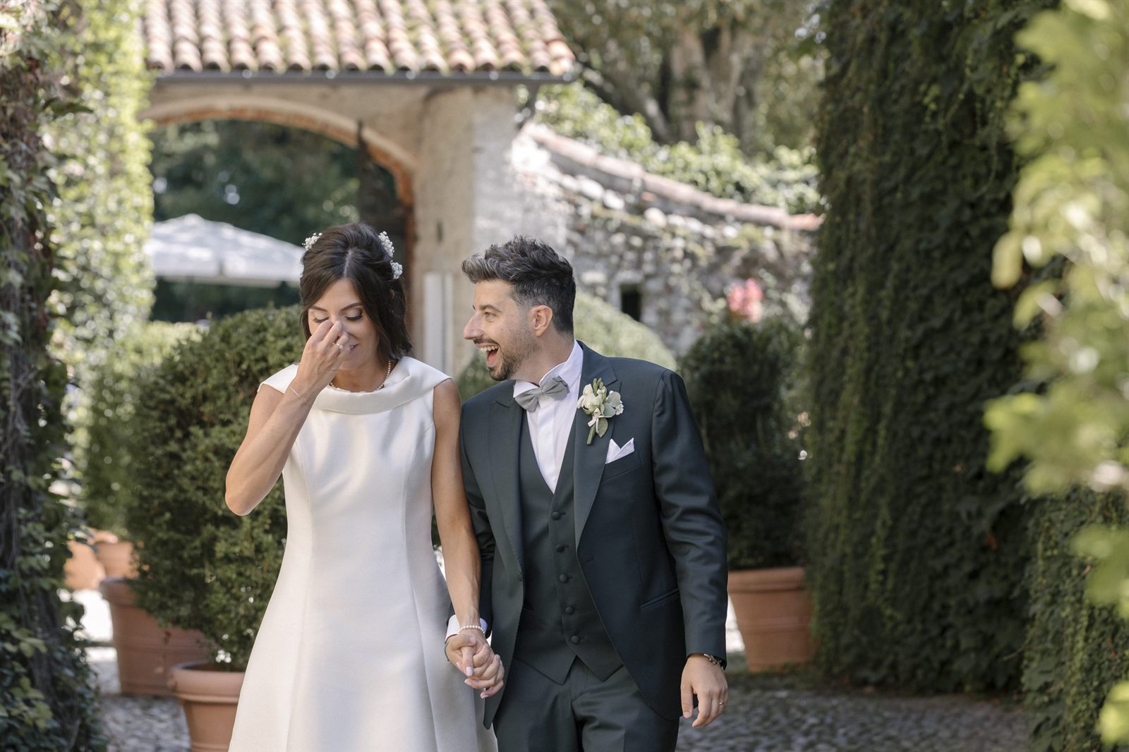 Gli sposi mano nella mano nel giardino Gli sposi mano nella mano nel giardino