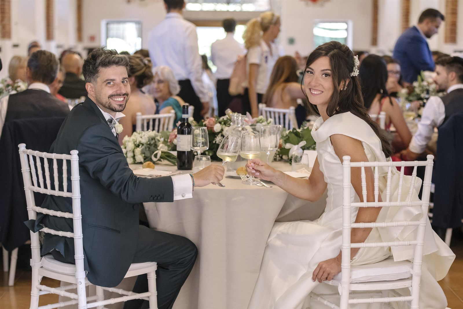 Gli invitati a pranzo sotto gli ombrelloni Gli invitati a pranzo sotto gli ombrelloni
