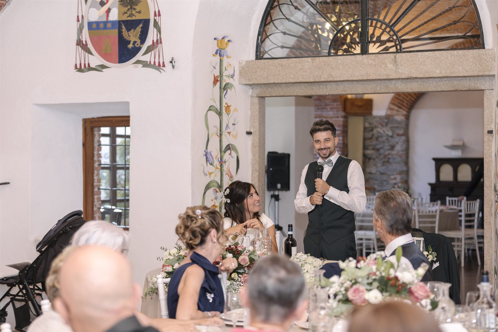 Cena serale con gli invitati a tavola, tra brindisi Cena serale con gli invitati a tavola, tra brindisi