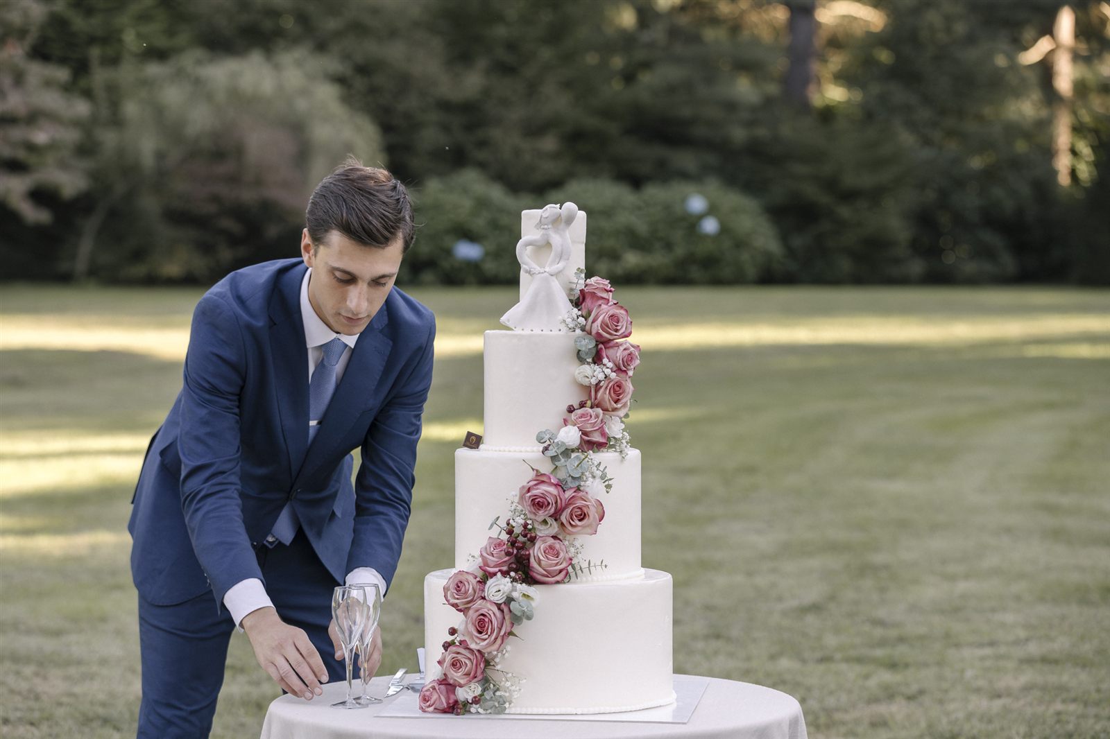 Lo sposo accende le candeline della torta Lo sposo accende le candeline della torta