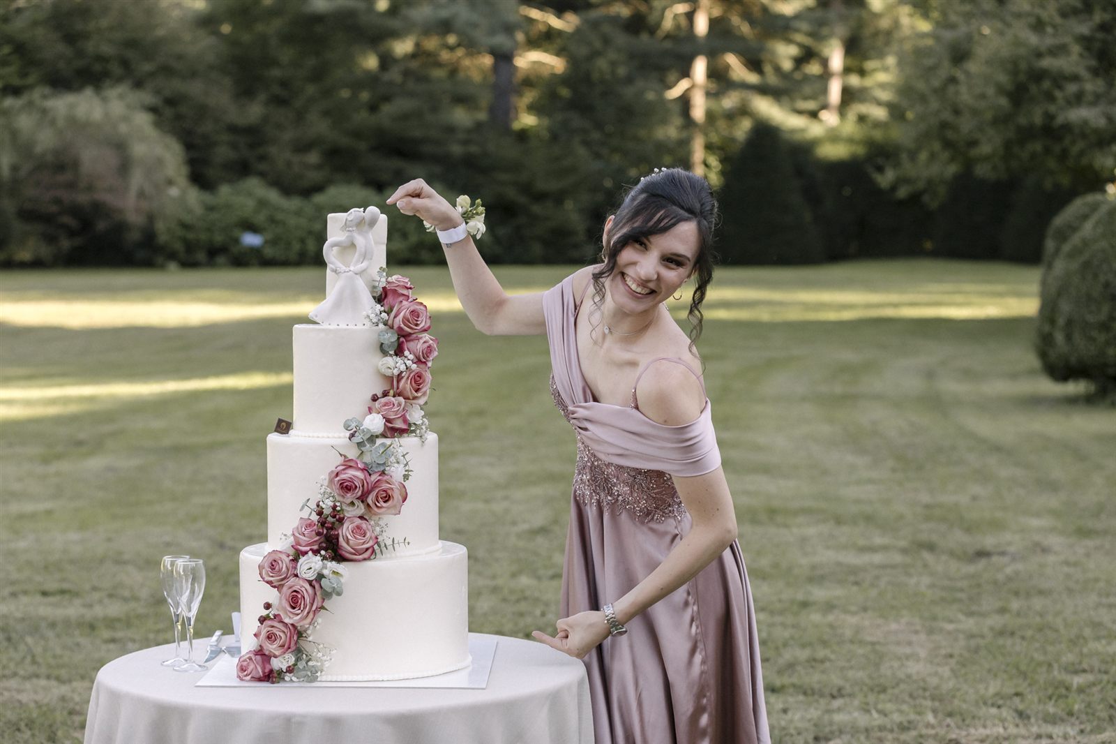 La sposa decora la torta a più piani La sposa decora la torta a più piani