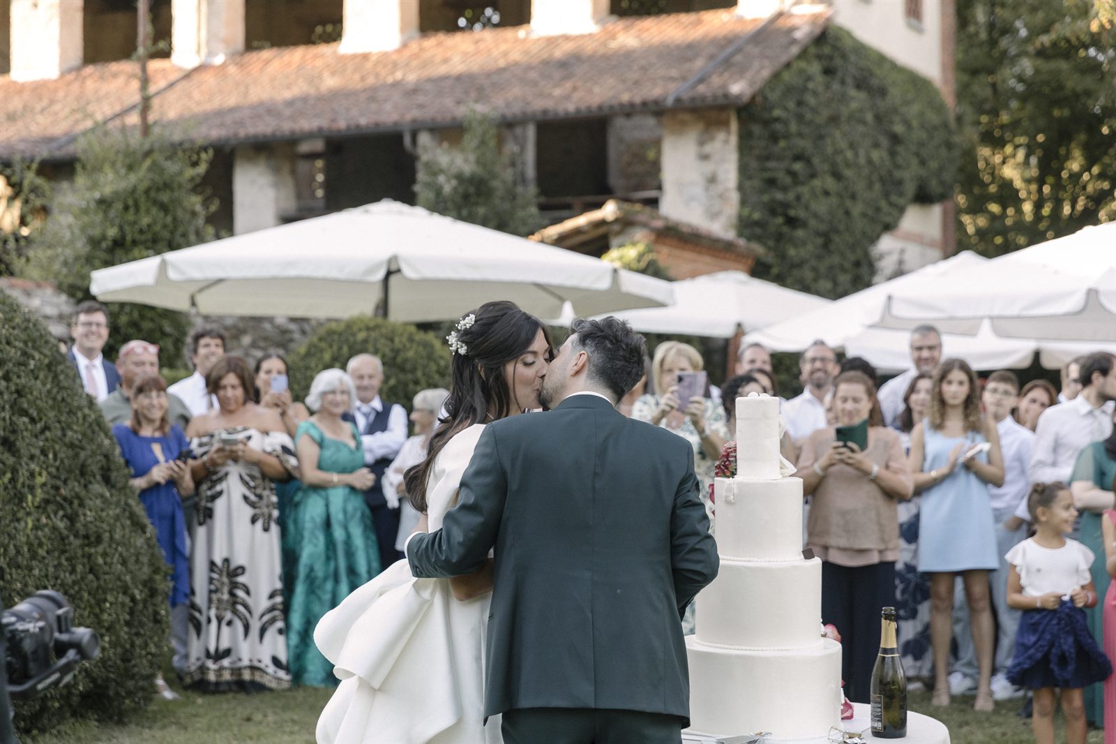 Gli invitati brindano nel prato Gli invitati brindano nel prato
