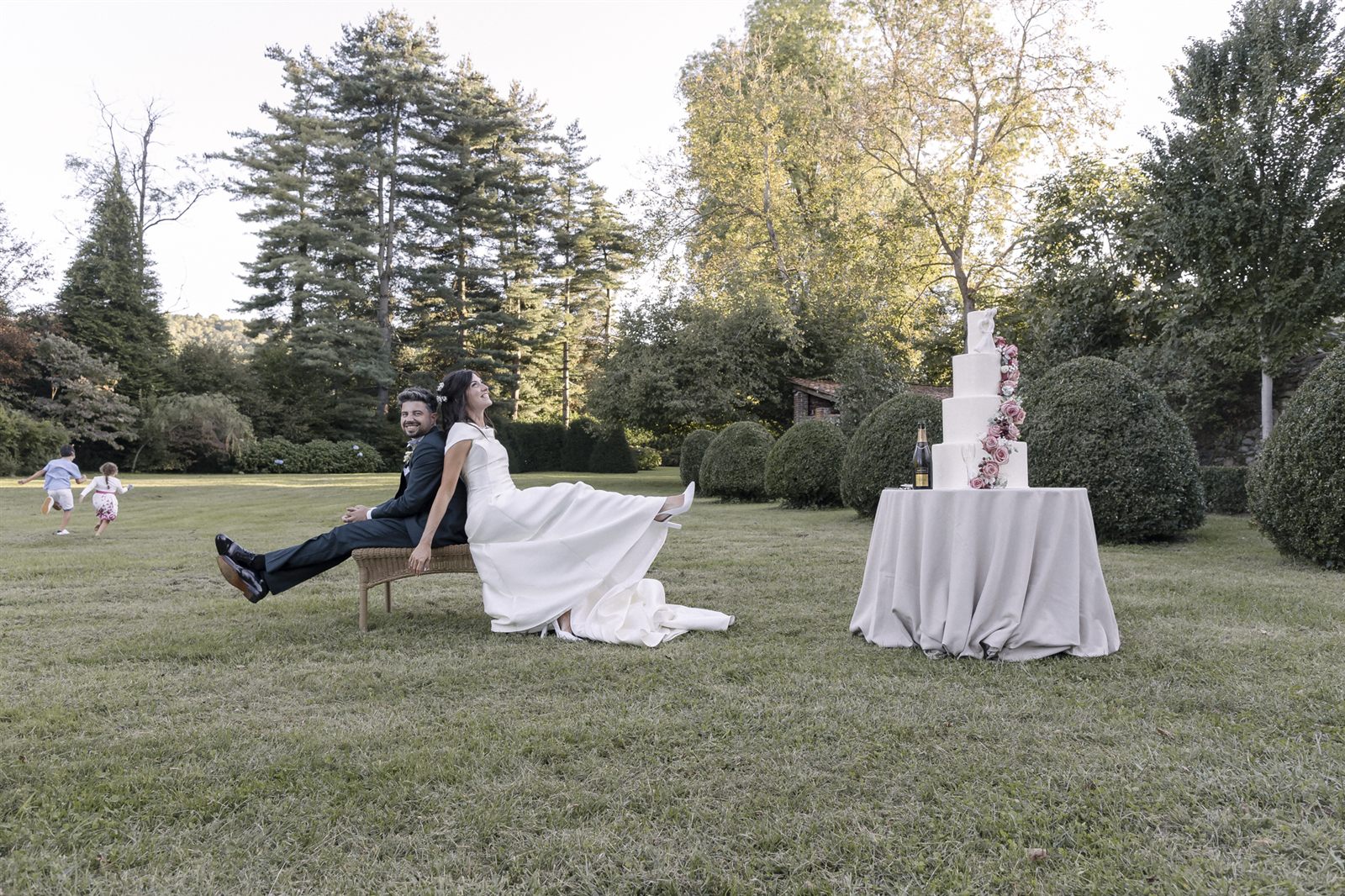 Gli sposi corrono sul prato tra gli invitati Gli sposi corrono sul prato tra gli invitati