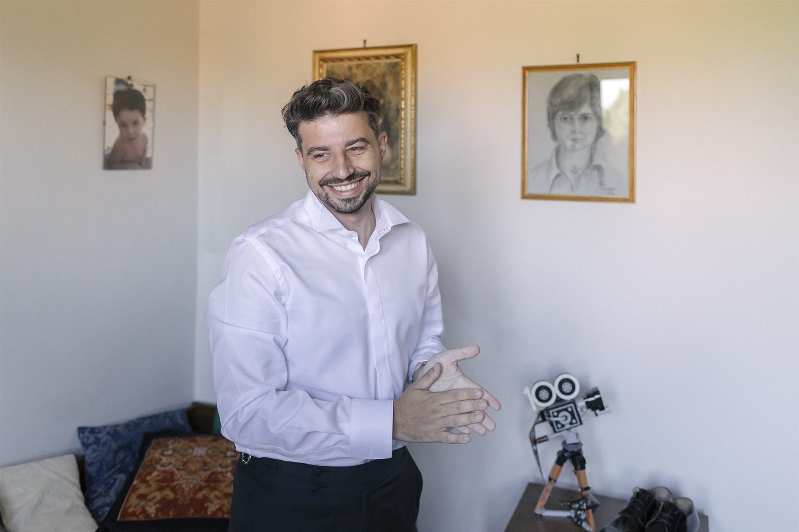 Lo sposo sorridente durante i preparativi Lo sposo sorridente durante i preparativi