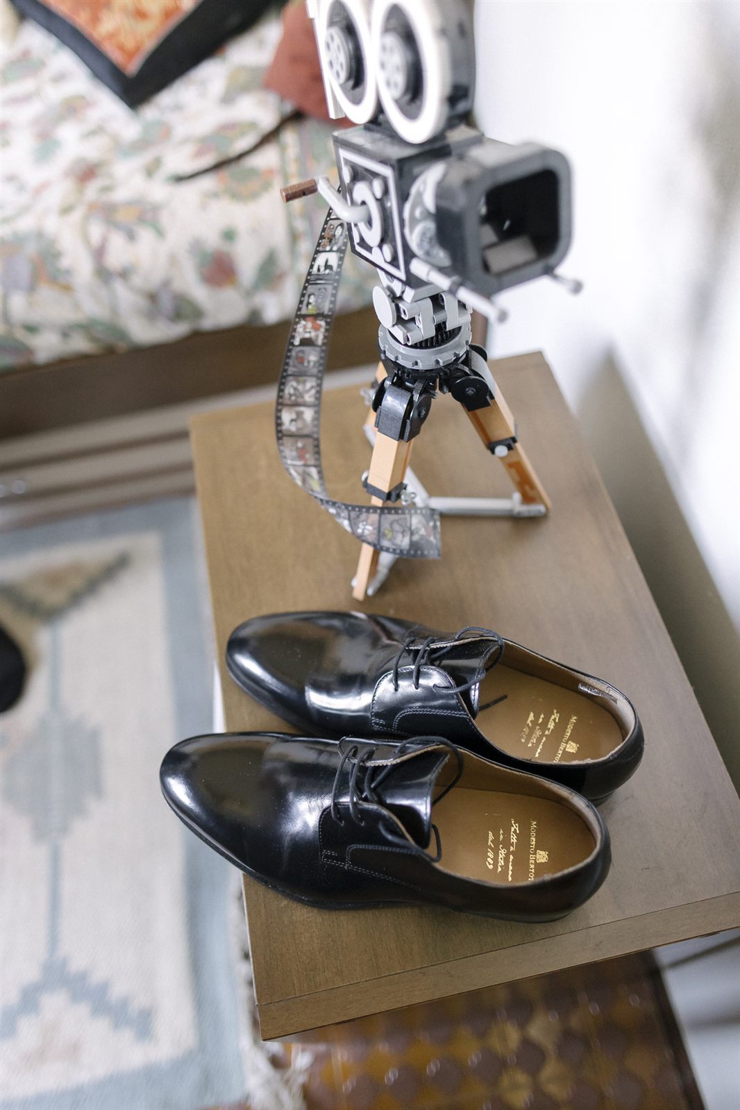 Le scarpe dello sposo su un tavolino Le scarpe dello sposo su un tavolino