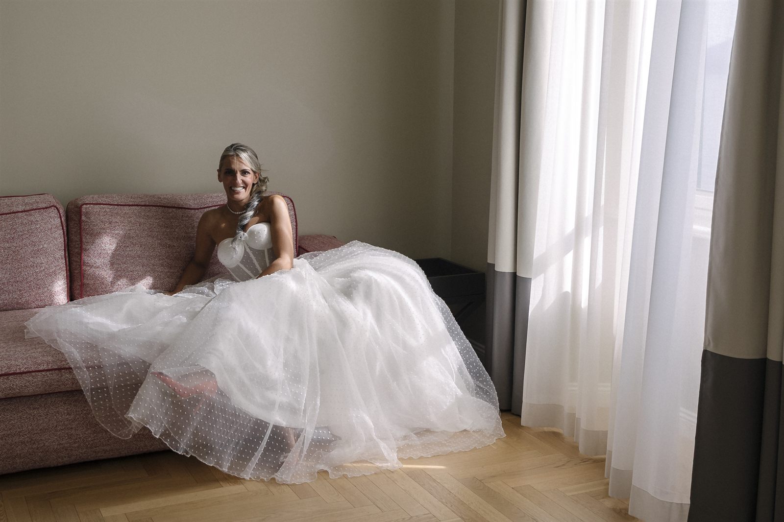 La sposa seduta sul divano con l'abito La sposa seduta sul divano con l'abito