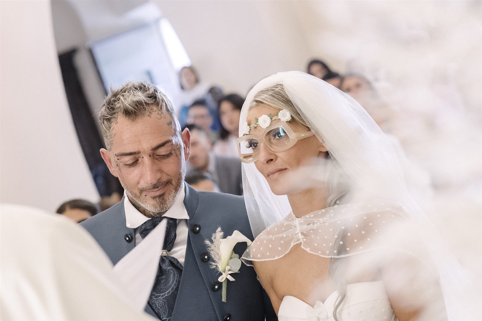 Gli sposi commossi durante la cerimonia Gli sposi commossi durante la cerimonia