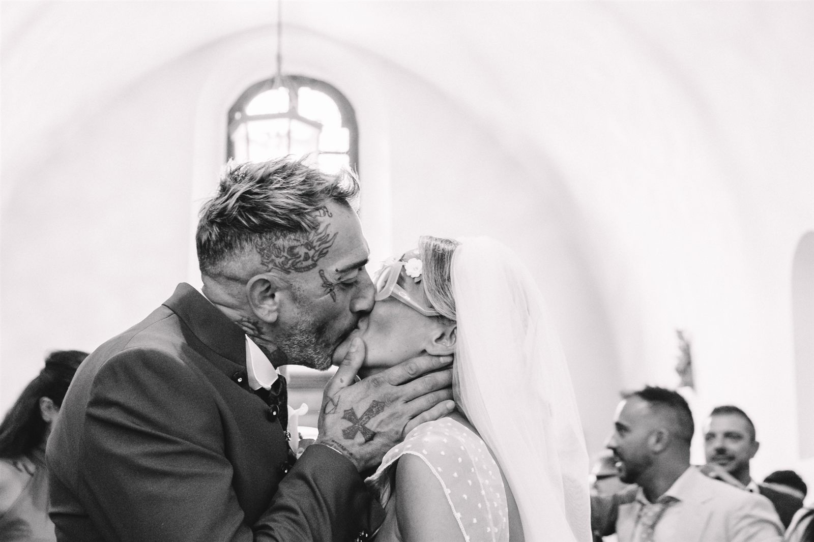 Gli sposi si baciano in chiesa Gli sposi si baciano in chiesa