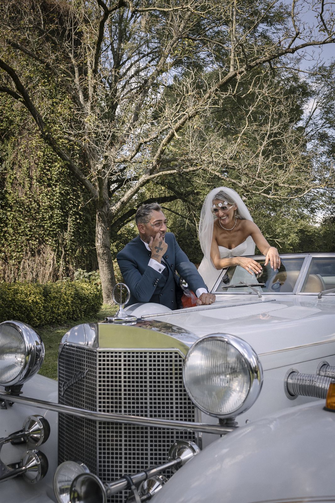 Gli sposi a bordo di un'auto d'epoca decorata Gli sposi a bordo di un'auto d'epoca decorata
