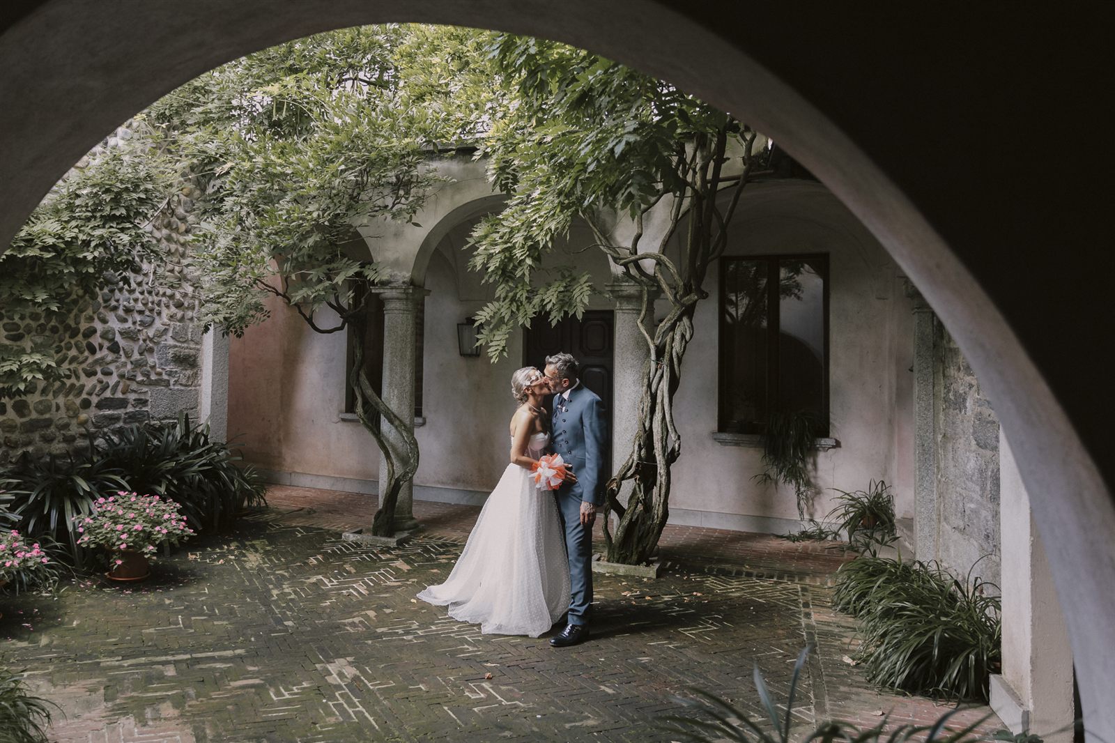 Gli sposi nel cortile ad archi della villa Gli sposi nel cortile ad archi della villa