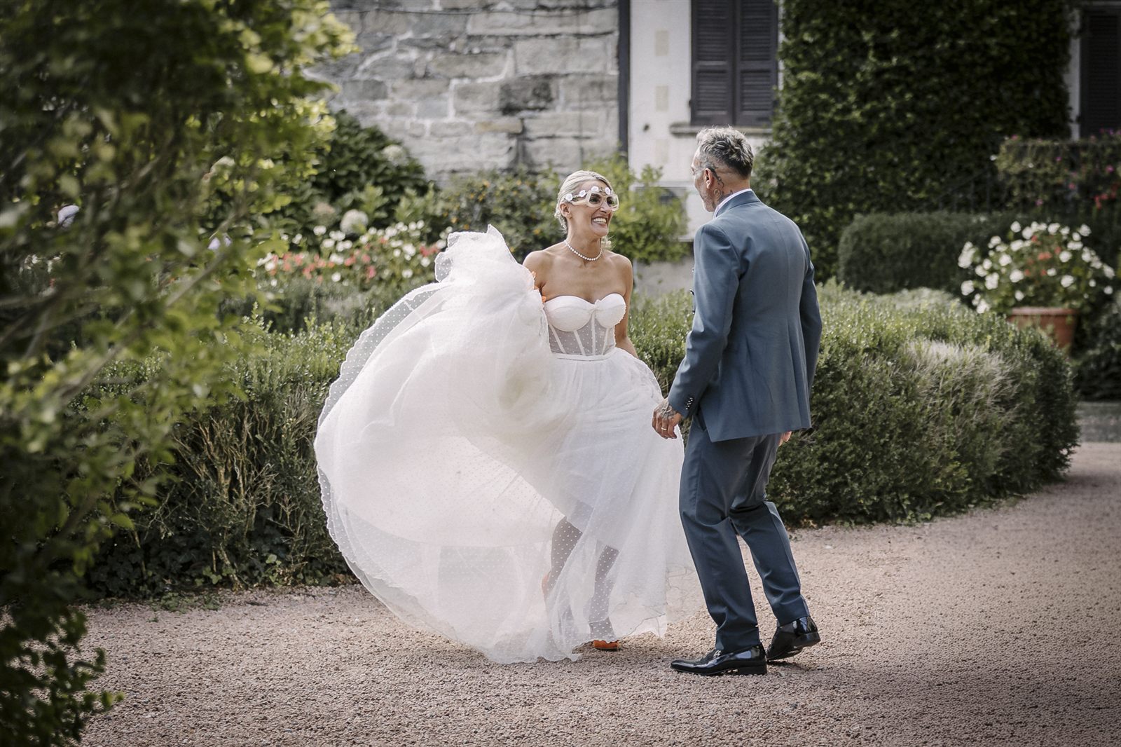 Gli sposi camminano nel giardino della villa Gli sposi camminano nel giardino della villa