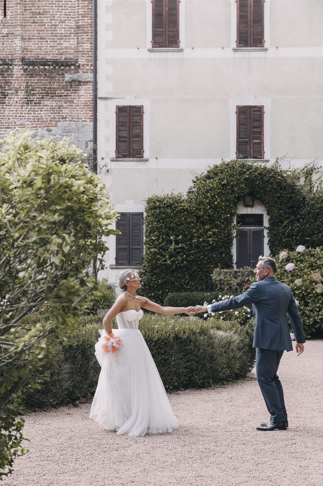 La sposa rincorre lo sposo nel giardino La sposa rincorre lo sposo nel giardino
