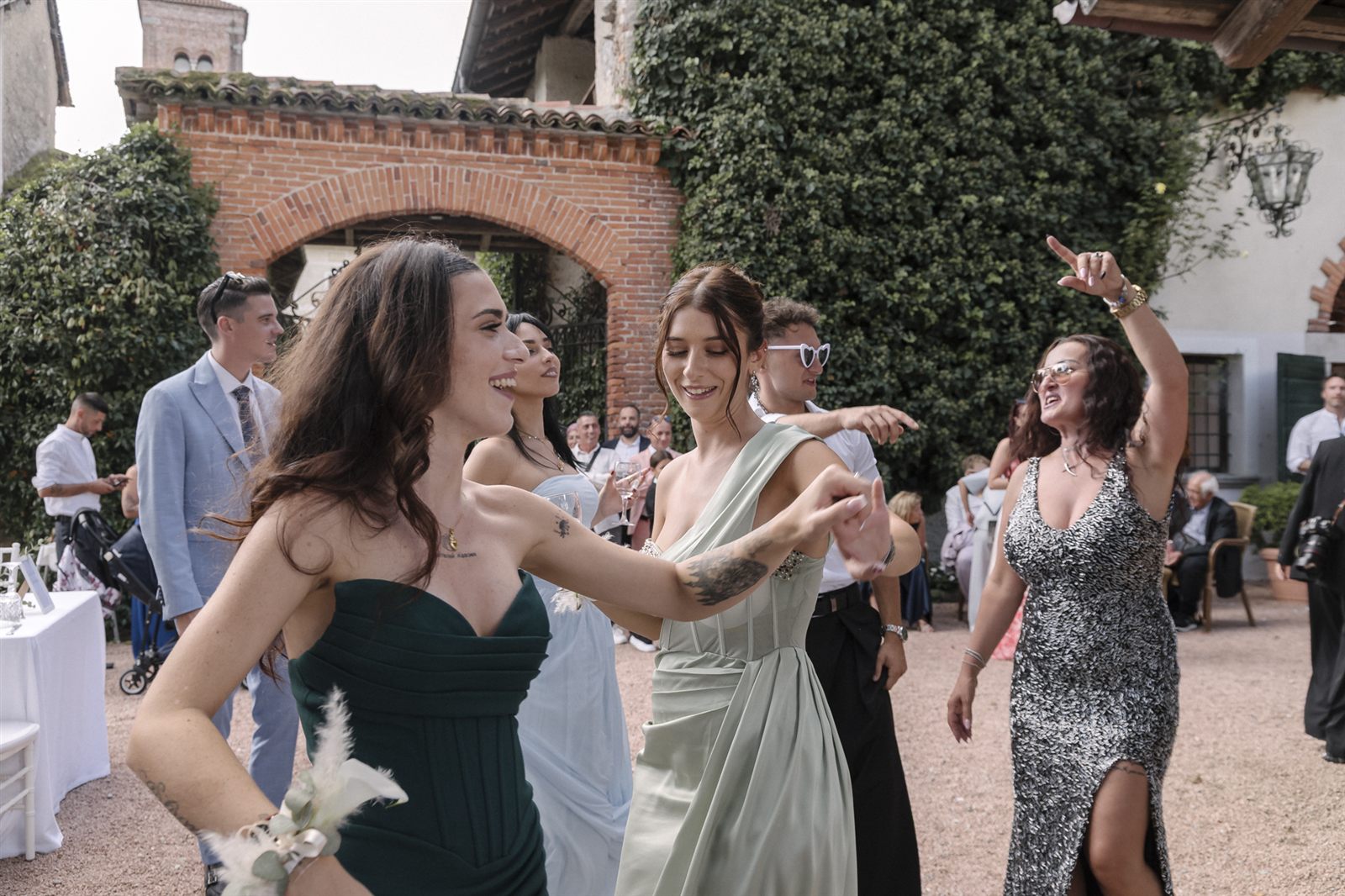 Gli invitati festeggiano gli sposi a tavola Gli invitati festeggiano gli sposi a tavola