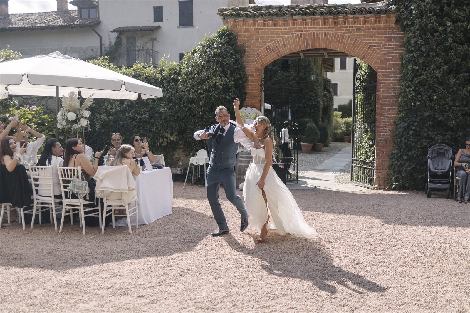 Gli sposi ballano sotto l'arco in mattoni Gli sposi ballano sotto l'arco in mattoni