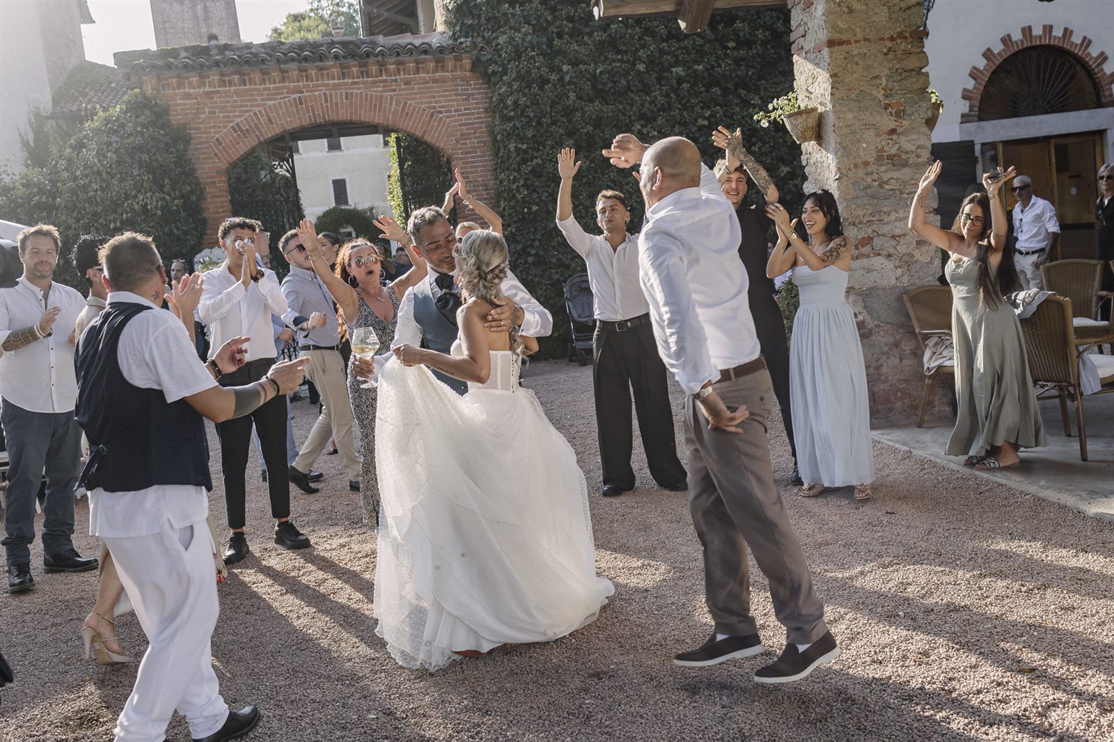 Gli invitati festeggiano sotto l'arco in mattoni Gli invitati festeggiano sotto l'arco in mattoni