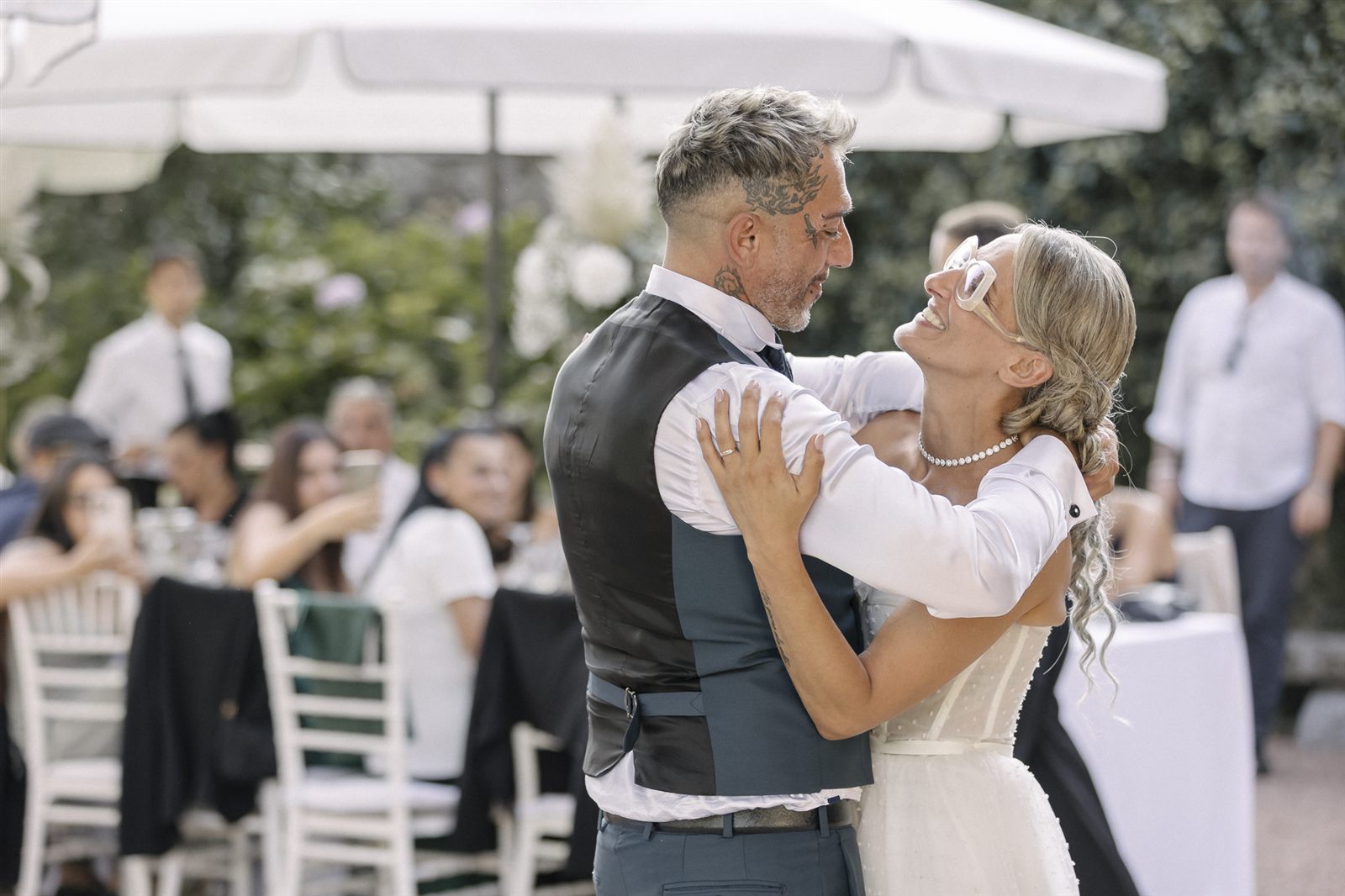 Primo ballo degli sposi tra gli invitati Primo ballo degli sposi tra gli invitati