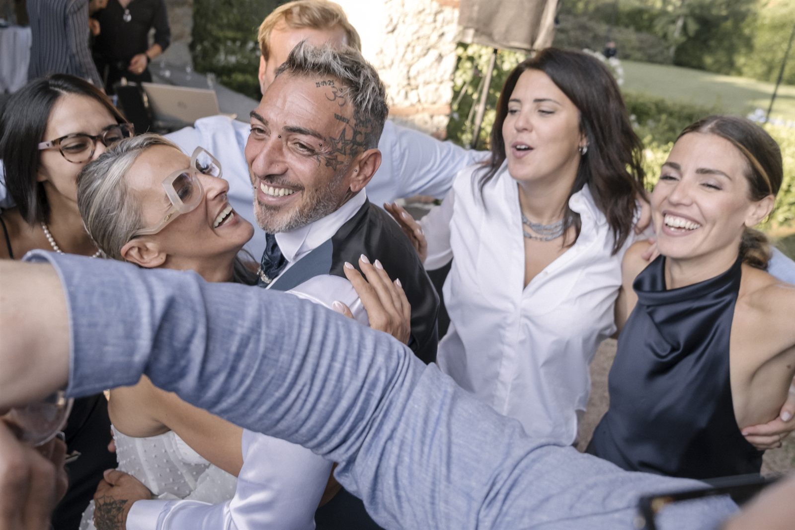 Gli amici abbracciano gli sposi Gli amici abbracciano gli sposi