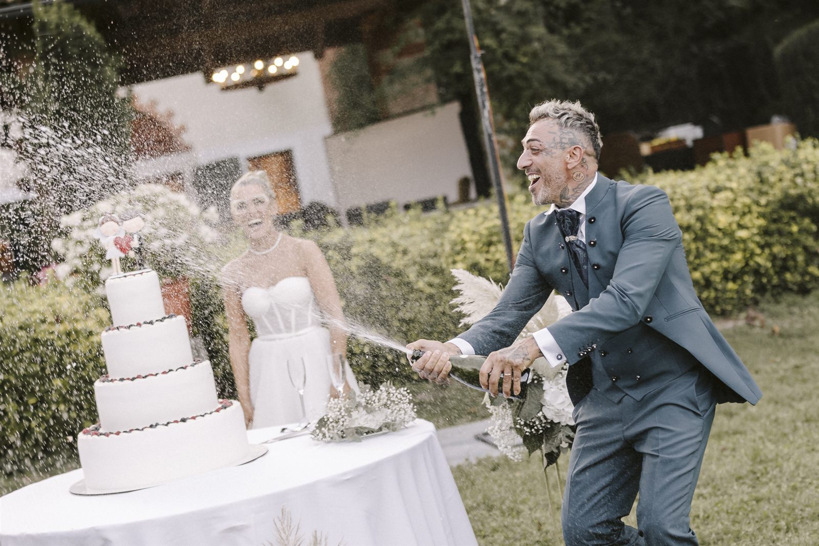 La torta nuziale a più piani con fuochi scintillanti La torta nuziale a più piani con fuochi scintillanti