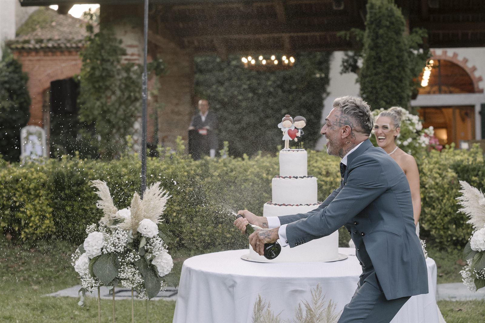 Gli sposi tagliano la torta al tramonto Gli sposi tagliano la torta al tramonto