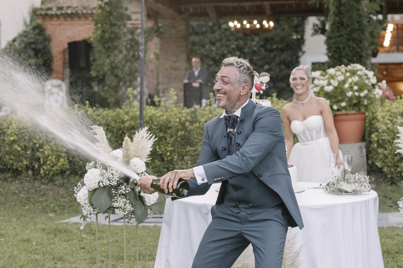 Gli sposi festeggiati con un lancio di petali Gli sposi festeggiati con un lancio di petali