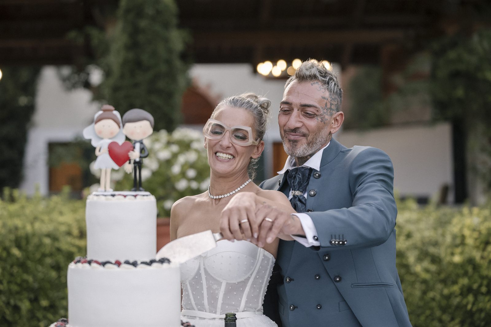 Gli sposi al taglio della torta, mani unite Gli sposi al taglio della torta, mani unite
