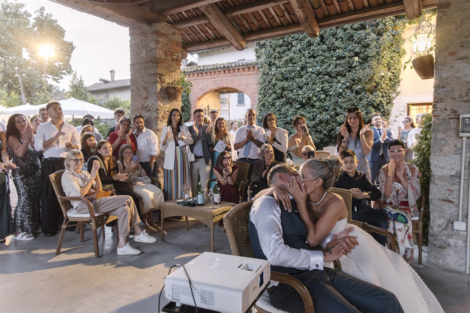 Gli invitati seduti a tavola durante il brindisi serale Gli invitati seduti a tavola durante il brindisi serale