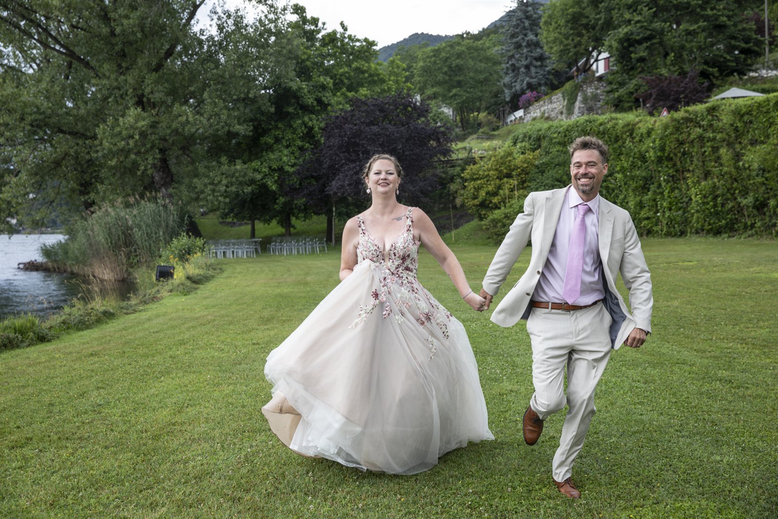 Wedding at the Grand Hotel Dino, Baveno, the newlyweds running through the park