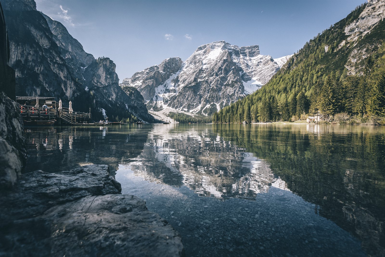 Il lago di Braies all'alba, le montagne riflesse nell'acqua