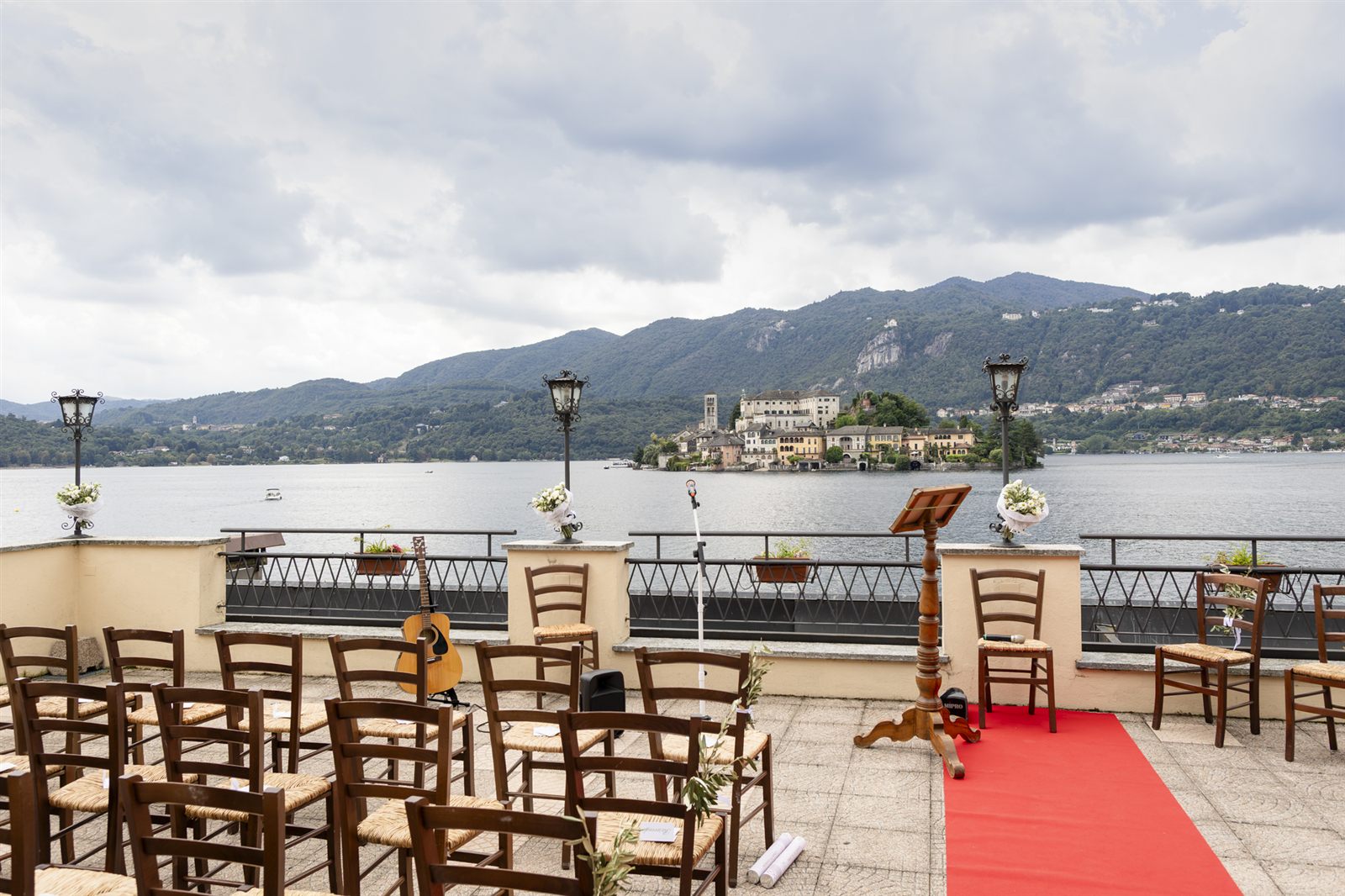 La terrazza con tappeto rosso allestita per la cerimonia sul Lago d'Orta La terrazza con tappeto rosso allestita per la cerimonia sul Lago d'Orta