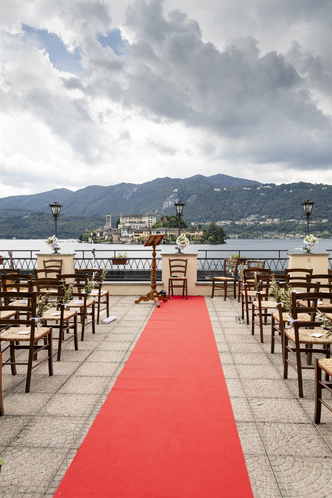 Corsia con tappeto rosso rivolta verso l'Isola di San Giulio Corsia con tappeto rosso rivolta verso l'Isola di San Giulio