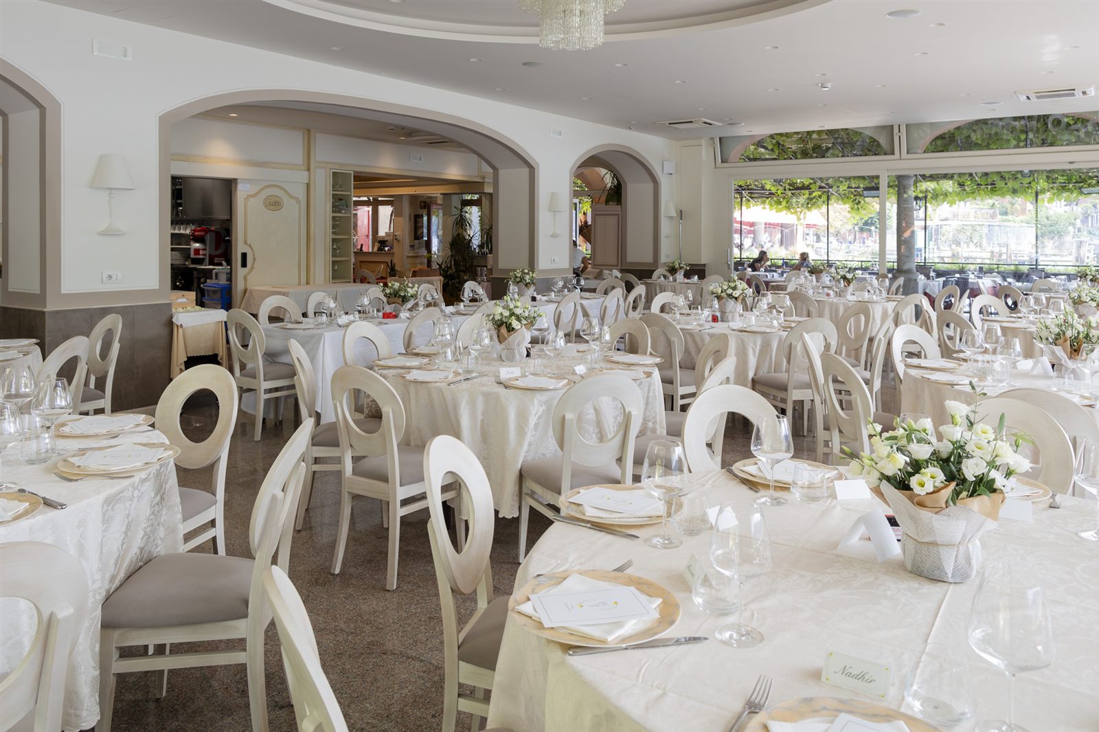 Sala del ristorante Leon d'Oro apparecchiata per il ricevimento Sala del ristorante Leon d'Oro apparecchiata per il ricevimento