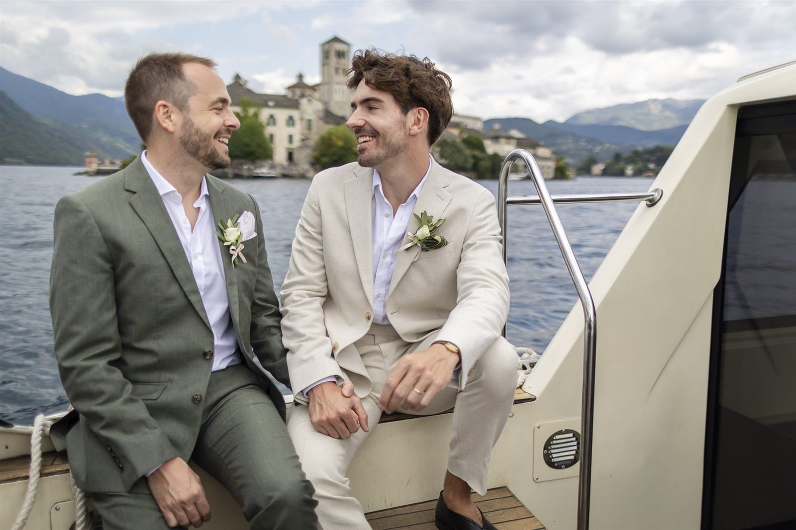 Gli sposi sul motoscafo con l'Isola di San Giulio sullo sfondo Gli sposi sul motoscafo con l'Isola di San Giulio sullo sfondo