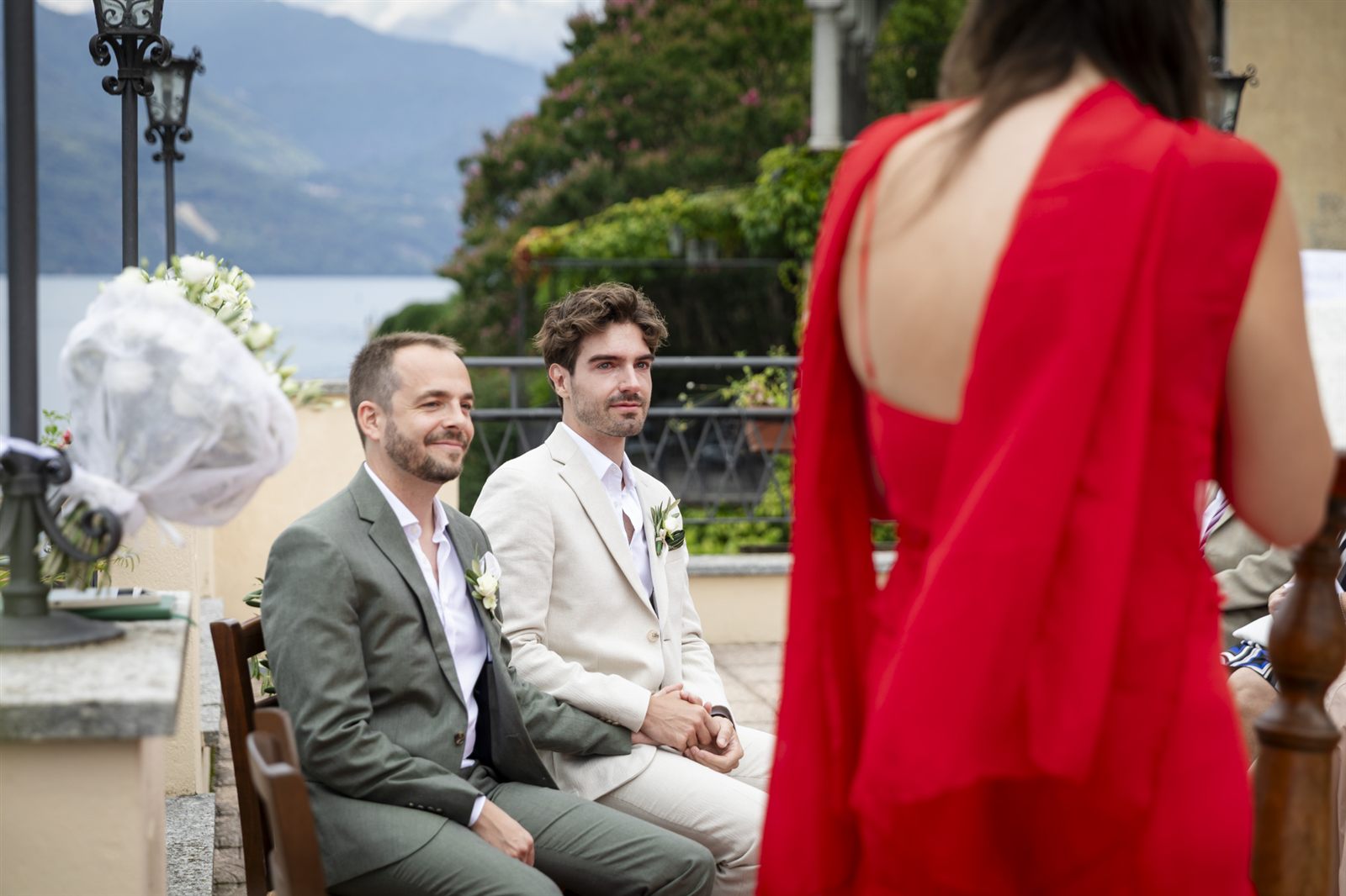 Gli sposi sorridenti durante la cerimonia sulla terrazza Gli sposi sorridenti durante la cerimonia sulla terrazza