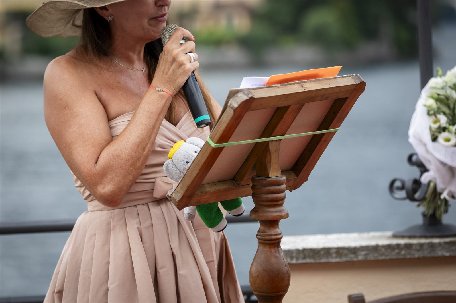 L'officiante legge la cerimonia con il lago sullo sfondo L'officiante legge la cerimonia con il lago sullo sfondo