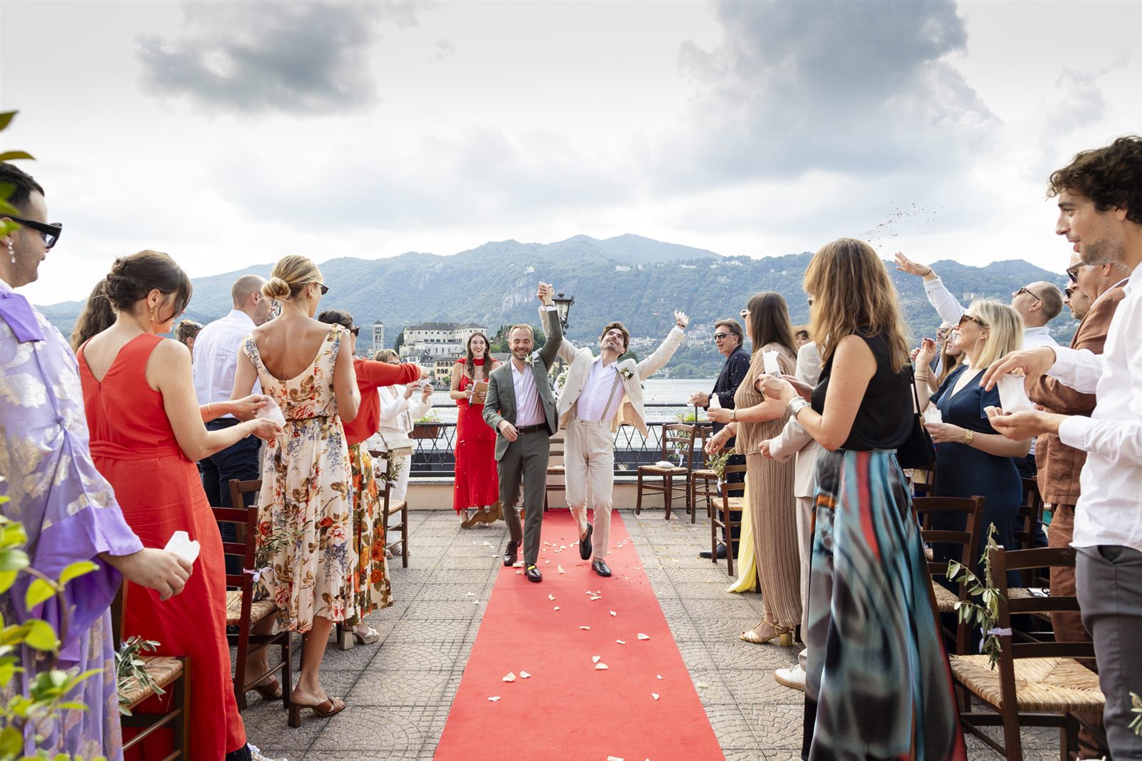 Gli invitati lanciano coriandoli agli sposi Gli invitati lanciano coriandoli agli sposi