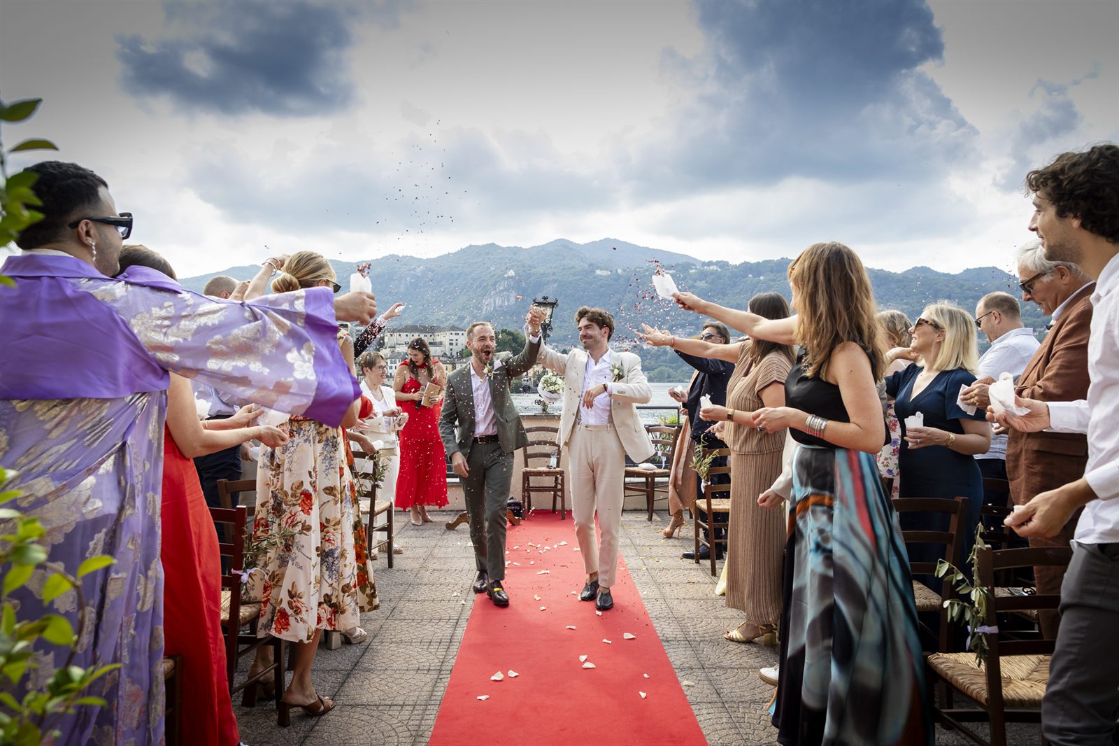 Gli sposi accolti dagli invitati sul tappeto rosso