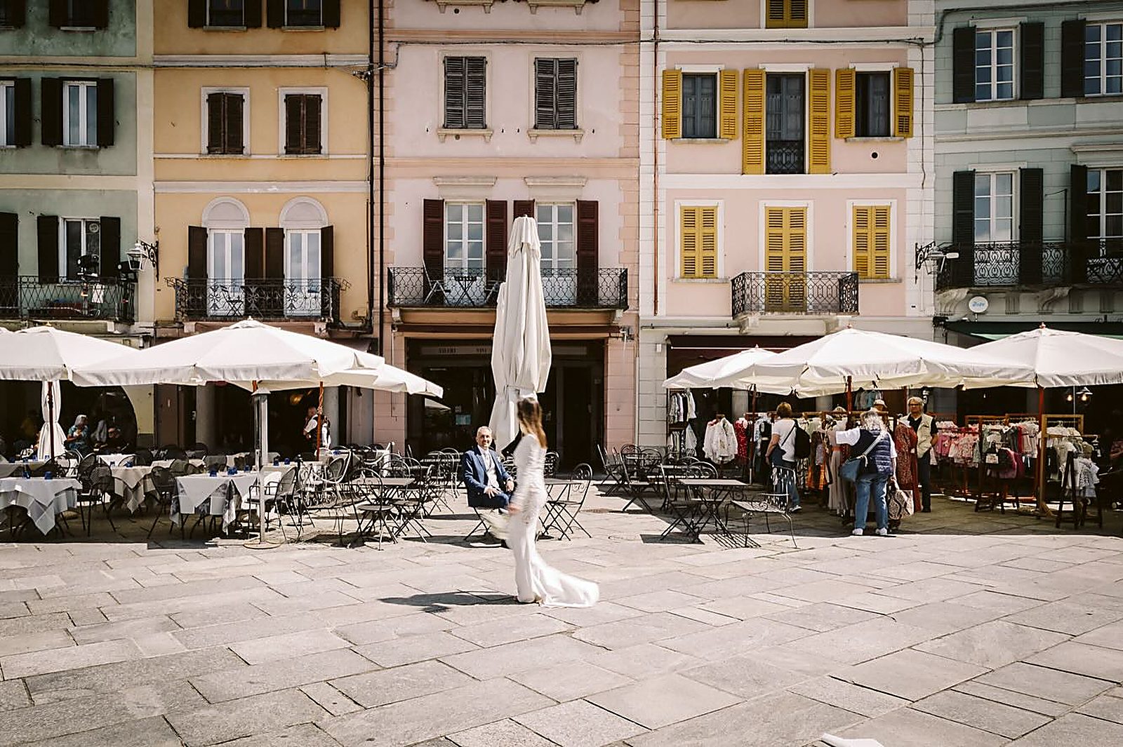 La sposa attraversa Piazza Motta verso lo sposo seduto ai tavolini La sposa attraversa Piazza Motta verso lo sposo seduto ai tavolini
