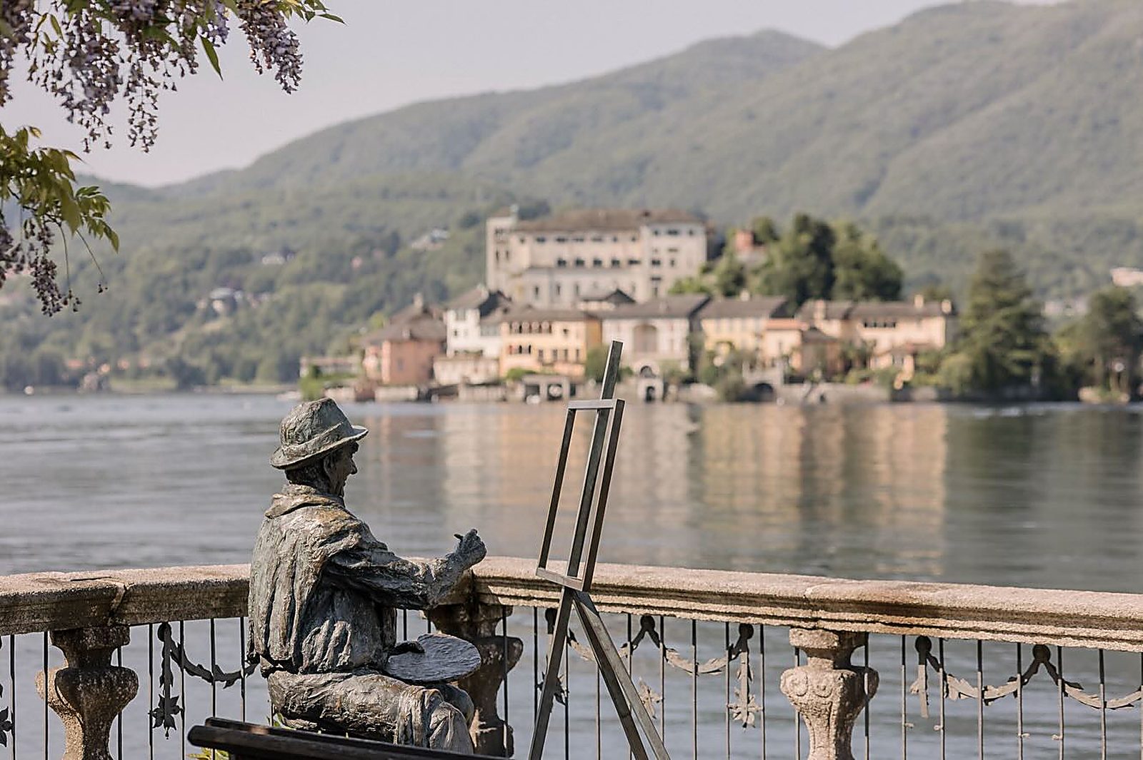 La statua del pittore con il cavalletto davanti all'Isola di San Giulio La statua del pittore con il cavalletto davanti all'Isola di San Giulio