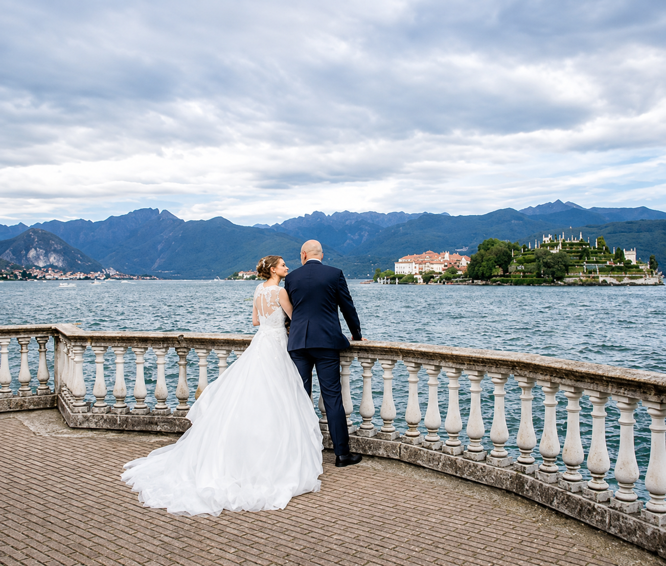 Sposi affacciati sul Lago Maggiore e sulle Isole Borromee